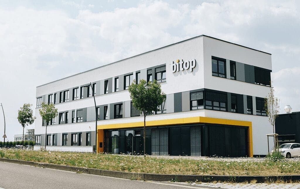 Extremolytes for life – manufactured with the most modern and sustainable biotechnology 3 EURO COSMETICS Magazine • Extremolytes for life – manufactured with the most modern and sustainable biotechnology • Eva Galik and Anne Schrötter • Eva Galik and Anne Schrötter