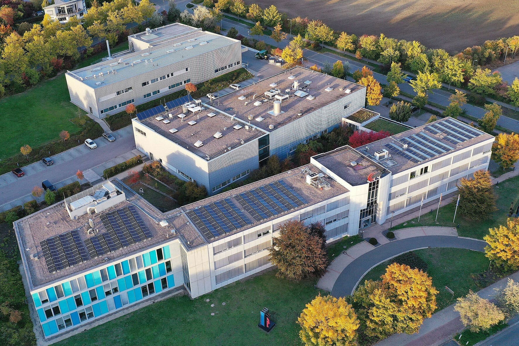After 32 years of service, Managing Director Reinhard Böber leaves Glatt Ingenieurtechnik GmbH to retire 4 EURO COSMETICS Magazine • After 32 years of service, Managing Director Reinhard Böber leaves Glatt Ingenieurtechnik GmbH to retire • Euro Cosmetics • Euro Cosmetics