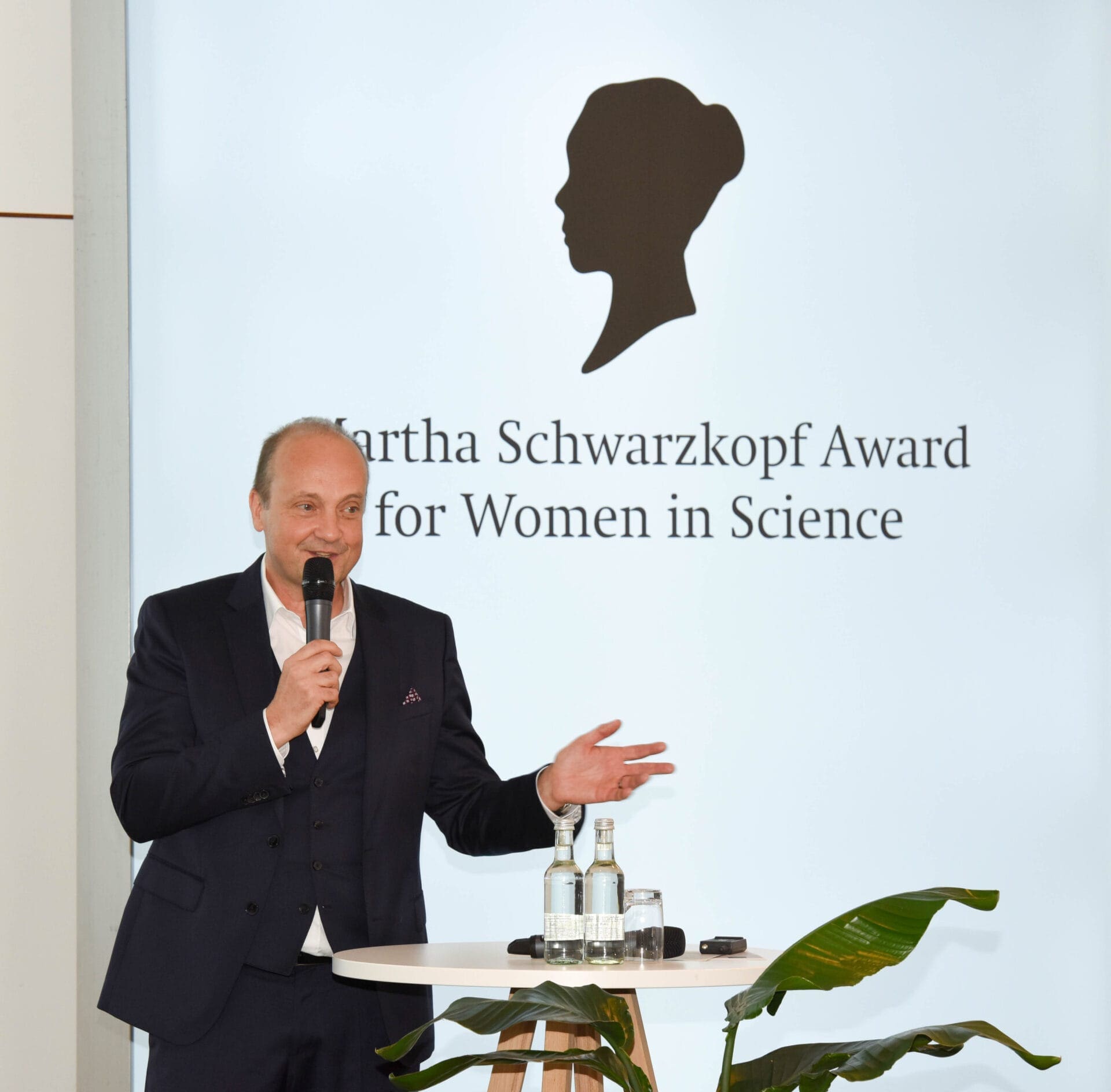 Henkel recognizes female researchers with the “Martha Schwarzkopf Award for Women in Science” 1 EURO COSMETICS Magazine • Henkel recognizes female researchers with the “Martha Schwarzkopf Award for Women in Science” • Euro Cosmetics • Euro Cosmetics