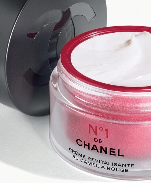 5 Companies Transforming Beauty with the Science of Tomorrow 8 EURO COSMETICS Magazine • 5 Companies Transforming Beauty with the Science of Tomorrow • Deanna Utroske • Deanna Utroske