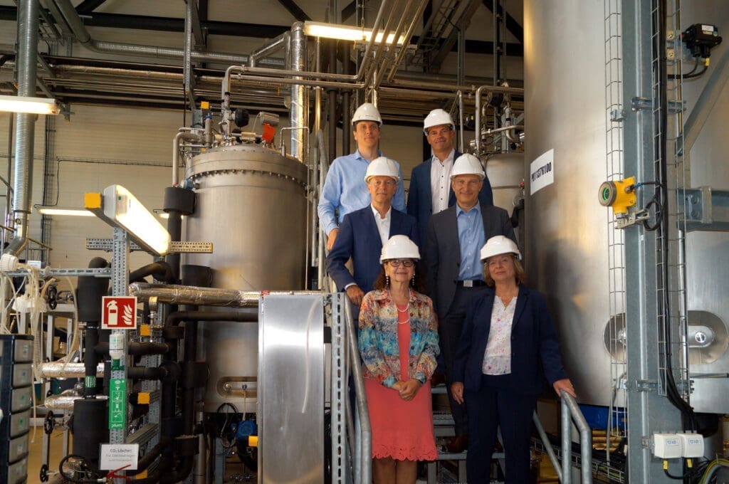 CO₂ recycling powers a new palm oil alternative for the cosmetics industry 1 EURO COSMETICS Magazine • CO₂ recycling powers a new palm oil alternative for the cosmetics industry • Euro Cosmetics • Euro Cosmetics